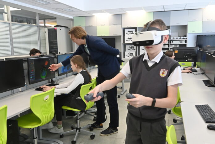 Свердловская область празднует успехи нацпроекта «Образование» в школах и центрах «Точка роста»-0