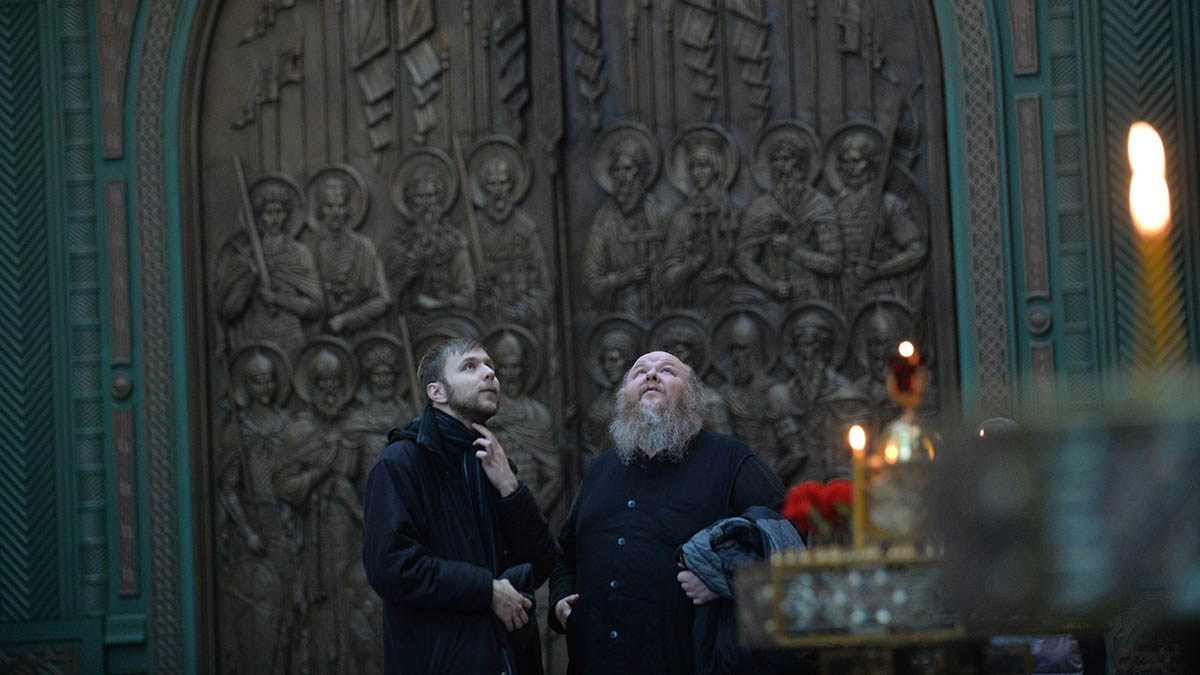 «Соработники у Бога»: Синод РПЦ запретил священникам шоу-бизнес и ношение оружие