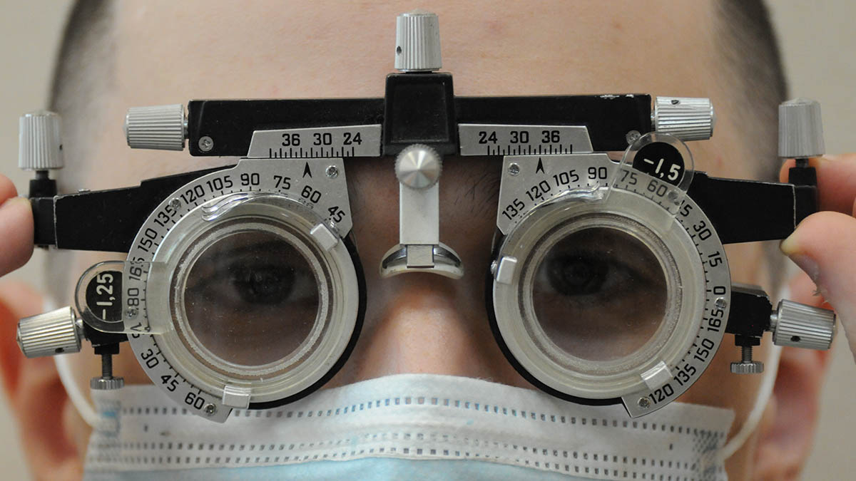 Подмосковные врачи спасли зрение подростку, не снимавшему линзы три месяца