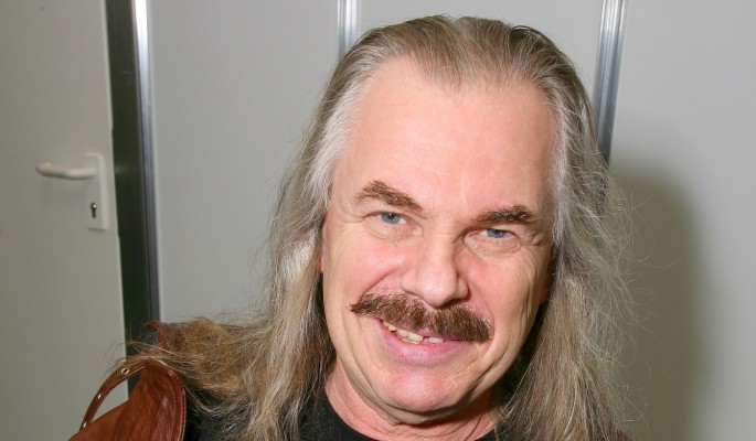 В трусиках: 77-летний шалунишка Пресняков потеребил молодых кисок