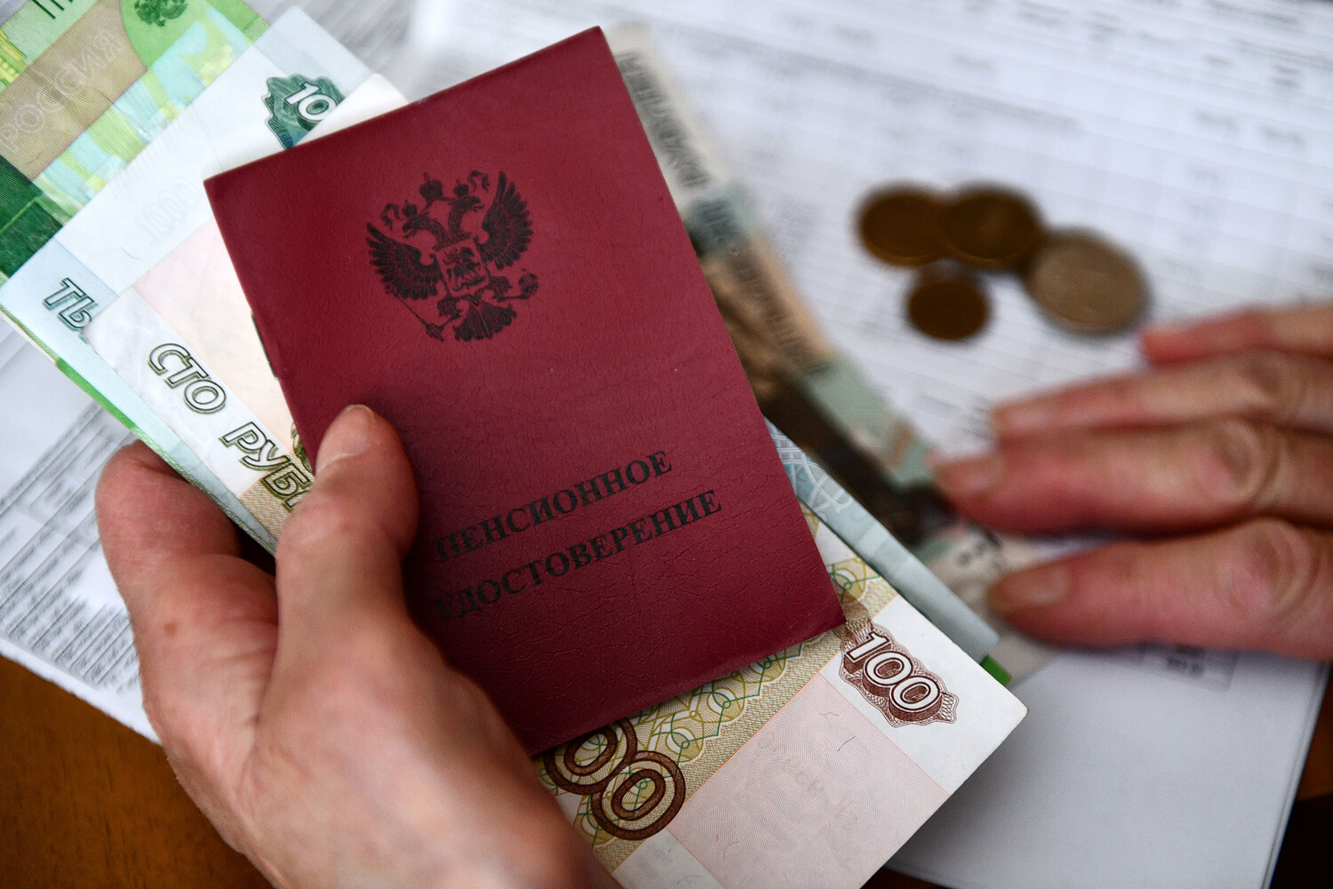 Владимир Путин и Госдума готовят рекордный рост социальных пенсий России к 2025 году-0