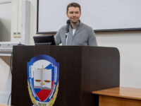 Алексей Вихарев призвал студентов УрГЮУ к волонтерству в Единой России aleksej viharev i studenty_lavi