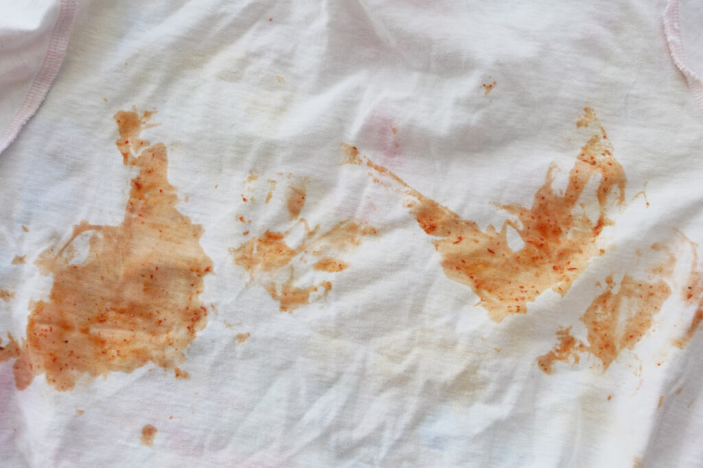 следы соуса на ткани