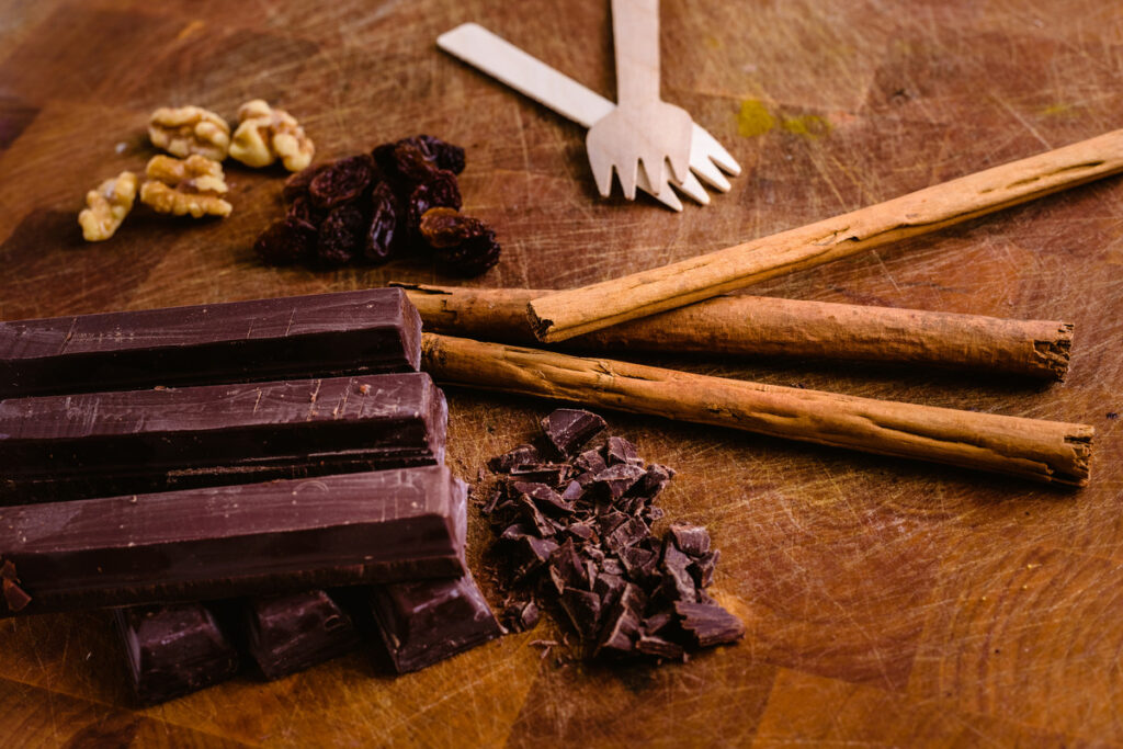 черный шоколад с корицей