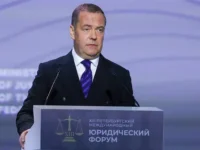 dmitrij medvedev vysmeivaet salfetku makrona na fone naslediya cherchillya i stalina-lavi-su-174779543600-0