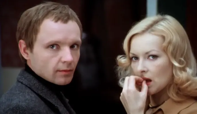 Люди поют молитвы у дома Эльдара Рязанова в самом центре Самары