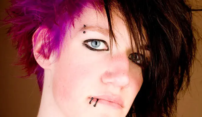 "Просто мода": фрики с кровавыми порезами и черно-розовыми волосами мимикрировали под массы