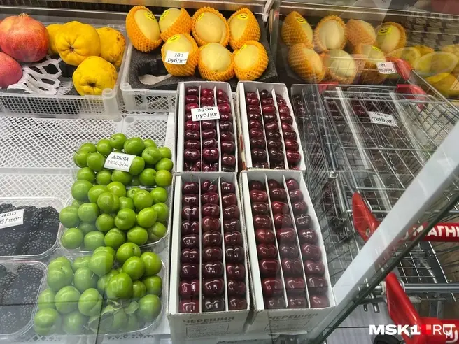 Показываем ценники в сетевых продуктовых магазинах | Источник: Елена Халматова / MSK1.RU