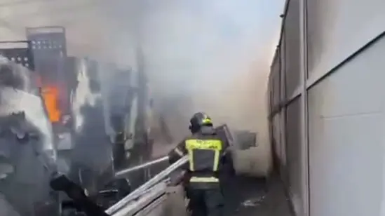 Спасатели потушили грузовик, загоревшийся на Юго-Восточной хорде в Москве