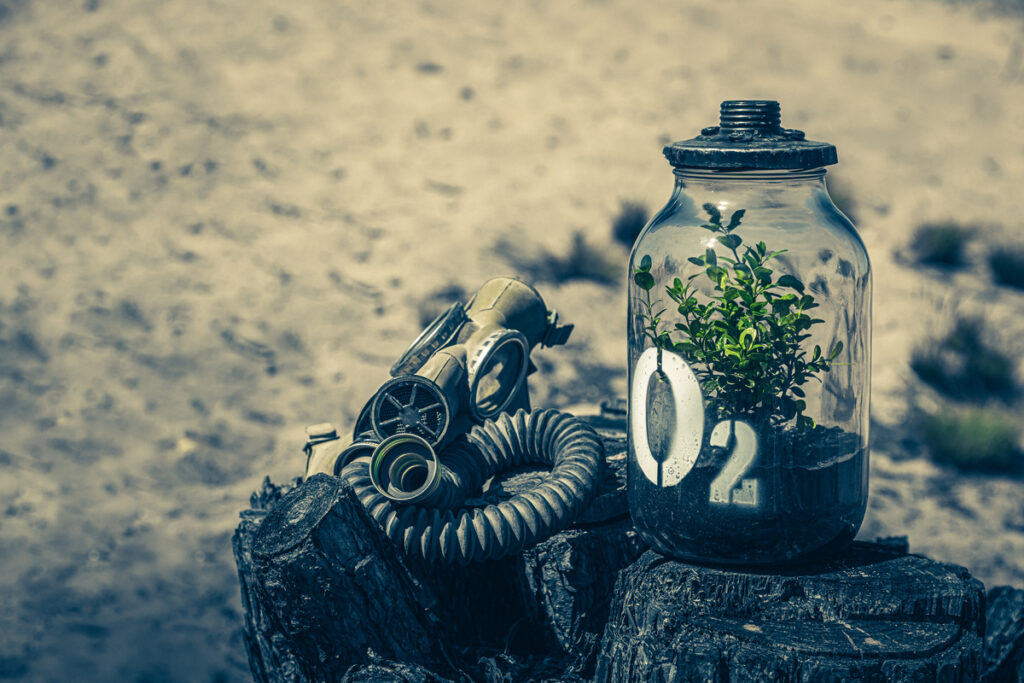 кислородная маска и баллон с кислородом