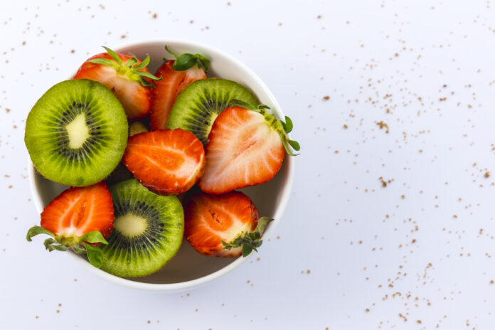 киви и клубника в пиале