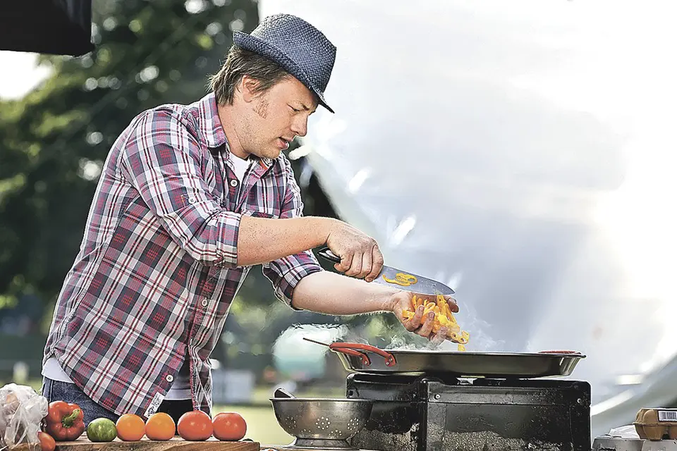 Ежегодно Джейми проводит «Большой фестиваль еды», где, конечно, готовит и сам. Фото: ZUMAPRESS.com/globallookpress.com