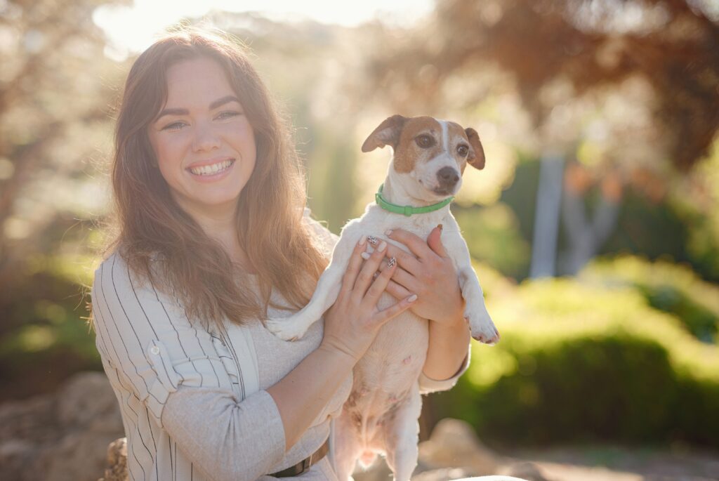молодая женщина с милым щенком