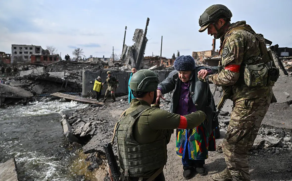 Бойцы подразделения спецназа Ахмат эвакуируют мирных жителей из Суджи, март 2025 года (Сергей Бобылев / РИА Новости)