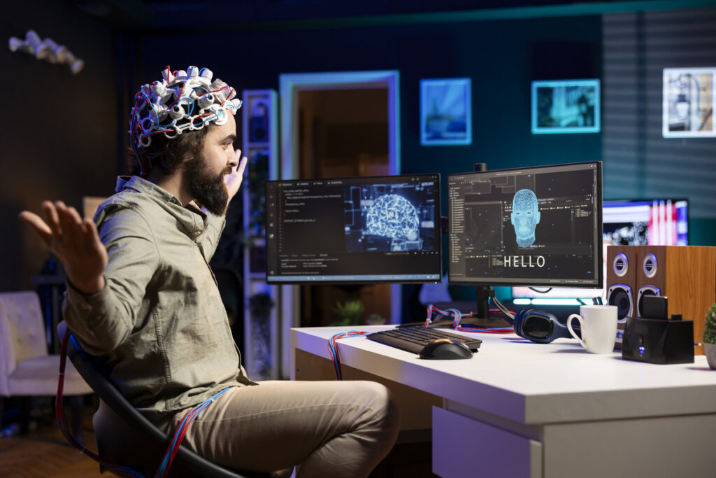 мужчина разрабатывает ИИ