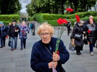 napryazhenie u vechnogo ognya v den pobedy v prisutstvii vladimira zelenskogo i kremlya-lavi-su-174679141200-0