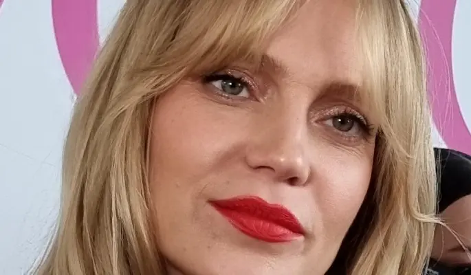 В очередной раз опозорившаяся Глюкоза появилась в Грибоедовском ЗАГСе за ручку с молоденьким