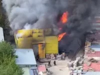 Оперативно ликвидирован крупный пожар на складе в Котельниках возле Угрешского проезда operativno likvidirovan krupnyj pozhar na sklade v kotelnikah vozle ugreshskogo proezda-lavi-su-174801144100-0