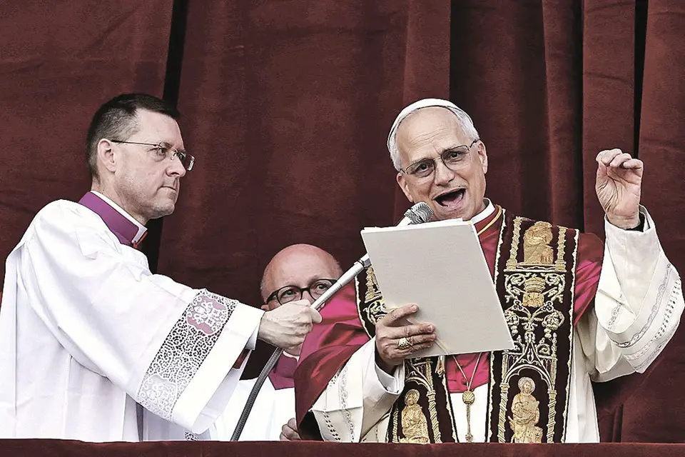 Лев XIV, облаченный в торжественную папскую мантию, обратился к верующим с традиционным посланием «Городу и миру», начав этим свою деятельность в качестве предстоятеля Святого престола. Фото: Yara Nardi/REUTERS