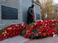 policziya tallina operativno zaderzhala podrostkov povredivshih pamyatnik bronzovomu soldatu-lavi-su-174712503600-0