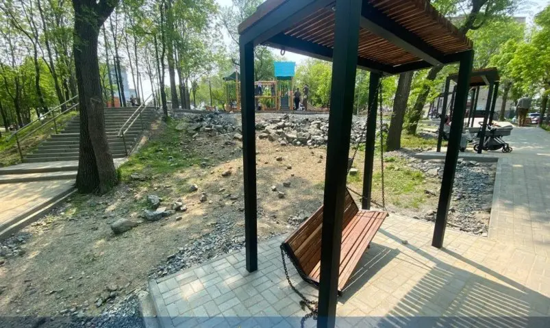 Во Владивостоке 11-месячный малыш травмировался из-за обрушения качелей Прокуратура Приморского края