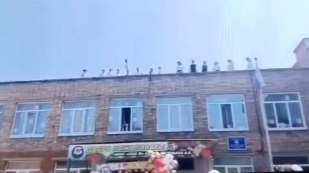 Ученики школы во Владивостоке станцевали на крыше на последнем звонке