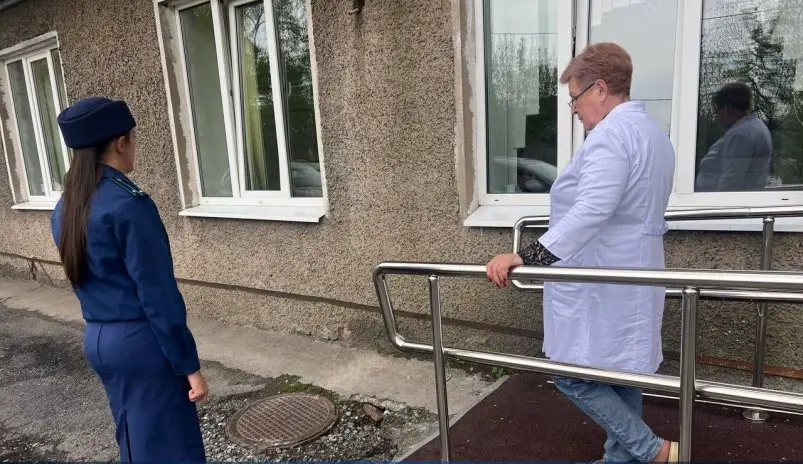 Во Владивостоке пандус у поликлиники оказался опасен для маломобильных пациентов Прокуратура Приморского края