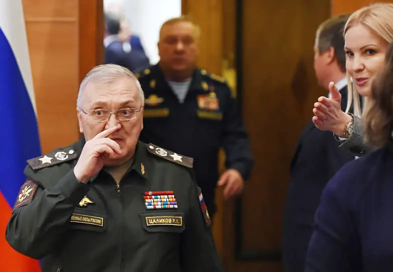 Бывший заместитель министра обороны Руслан Цаликов (слева)