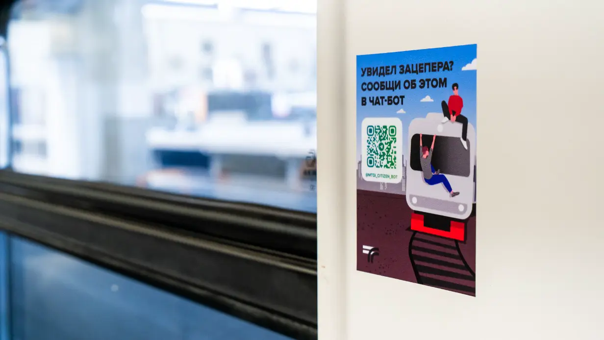 ЦППК разместила в поездах более 800 стикеров против зацепинга