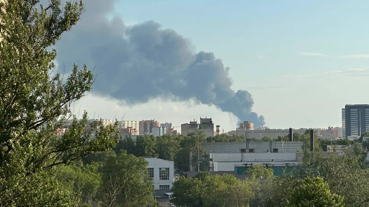 Крупный пожар произошел на обувном предприятии в подмосковном Красногорске