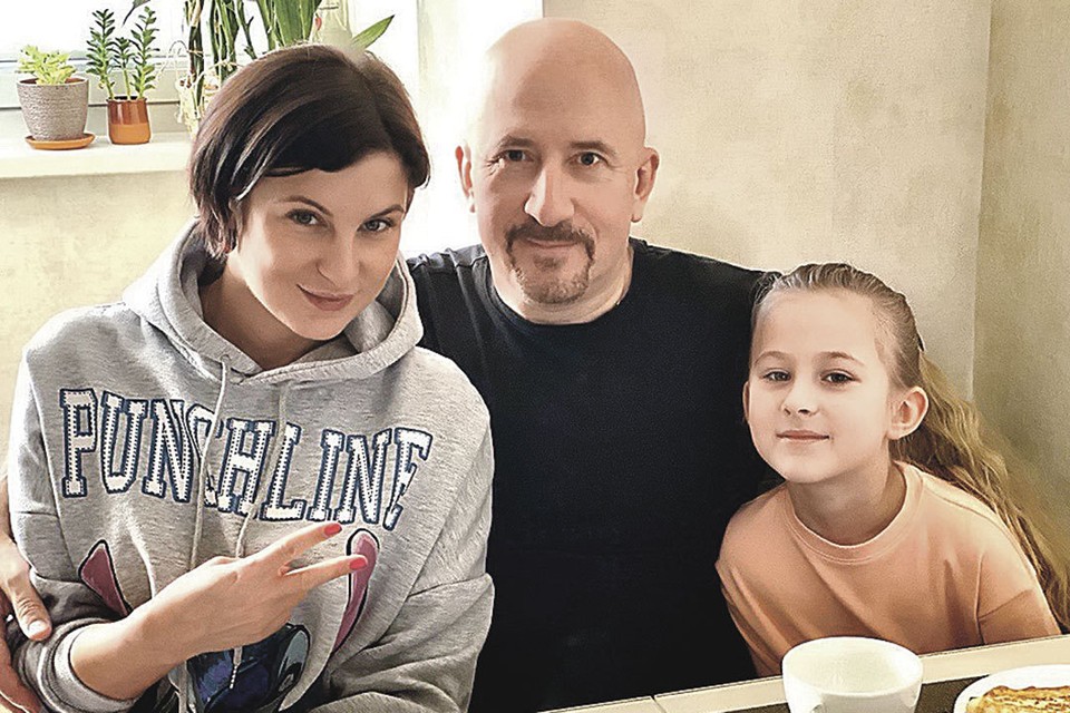 В память о маме Елизавете (слева) папа и дочь стараются не унывать и поддерживать друг друга. Фото: Личная страница Евгения Григорьева в социальной сети