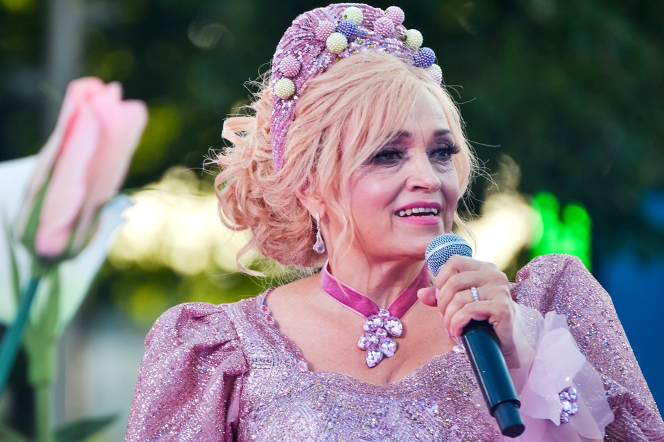 На Кадышеву напала фанатка прямо на сцене.