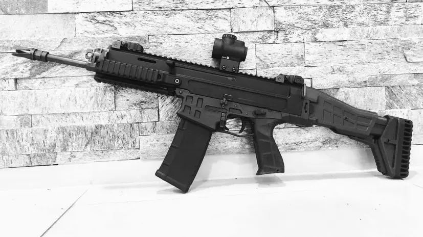 Военные ВСУ при сдаче в плен бойцам ВС России отдали как трофеи чешские винтовки