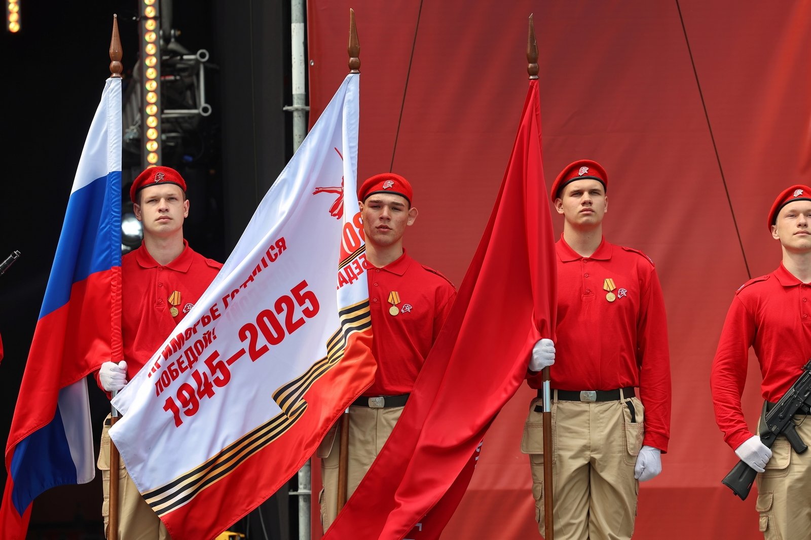 Во Владивостоке завершилась "Эстафета Победы", приморцев поздравили Олег Кожемяко, Константин Шестаков и Антон Волошко-0