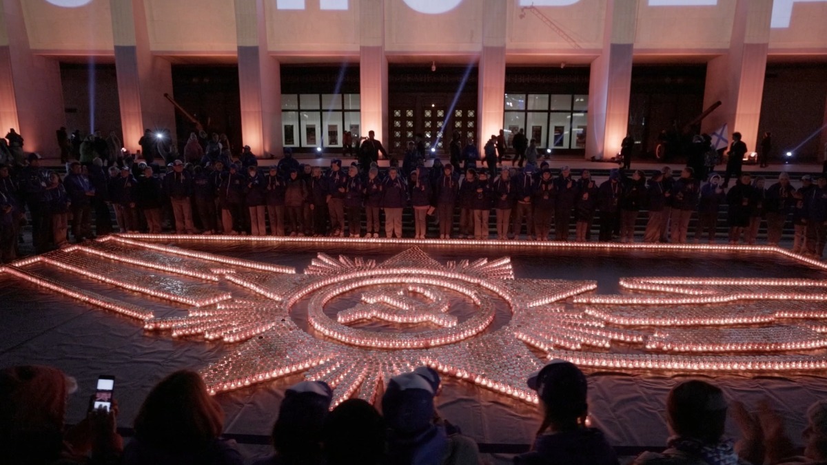 Огненную картину с изображением ордена Отечественной войны зажгли у Музея Победы