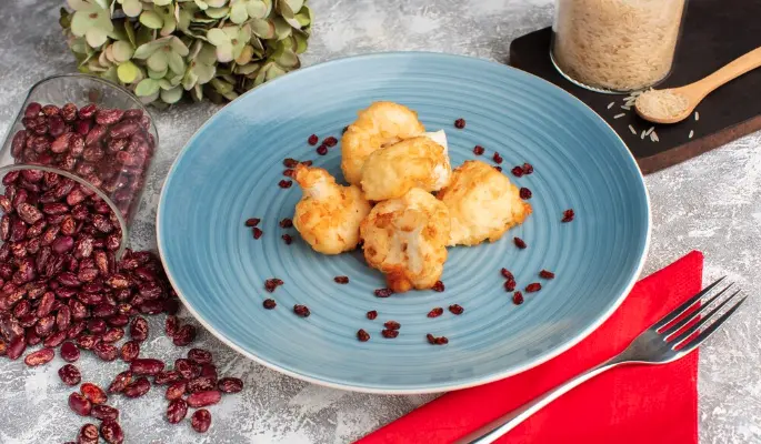 Стейк из цветной капусты с сальсой из томатов: рецепт этого сытного блюда подойдет веганам