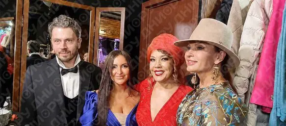 Азиза с мужем, Аника Керимова и Эвелина Бледанс. Фото: Феликс Грозданов / Дни.ру