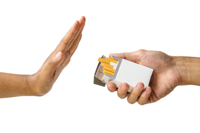 Человек отказываются от сигарет