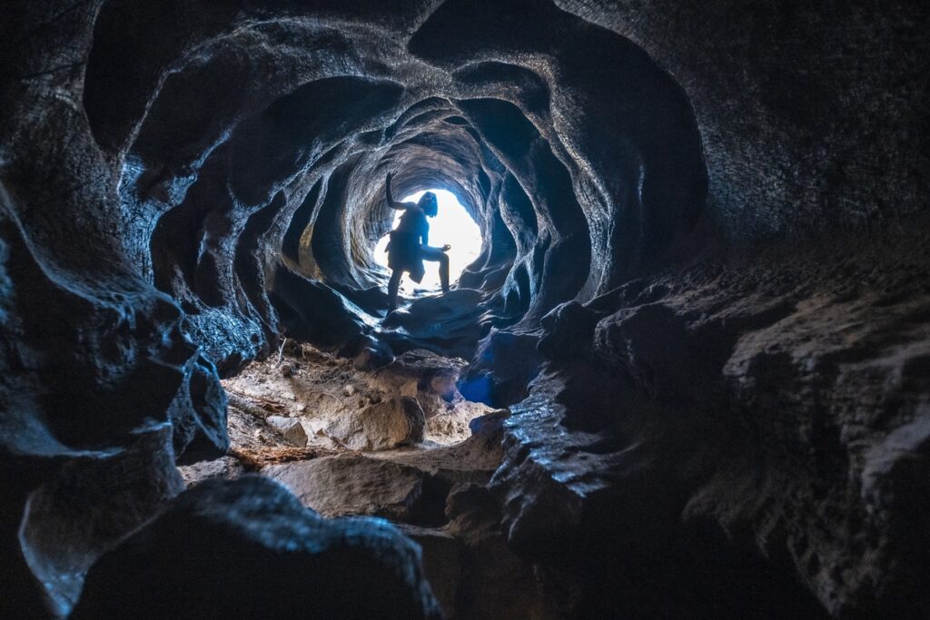 Человек у выхода из пещеры