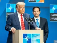 donald tramp obeshhaet nato nerushimuyu zashhitu ot rossii makron trebuet dialoga-lavi-su-0