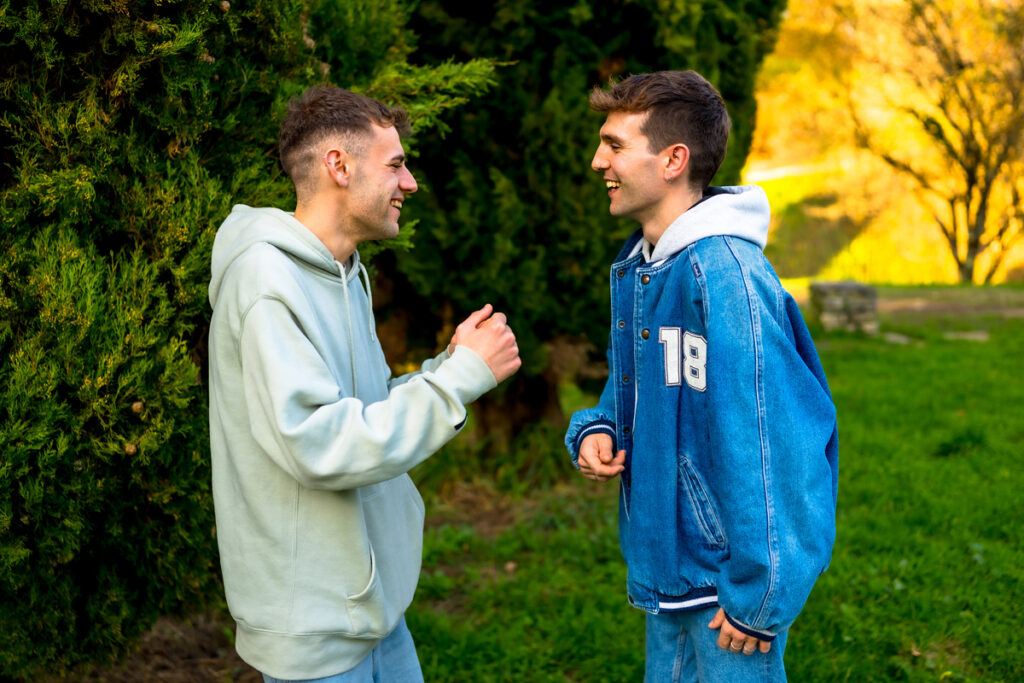 двое парней болтают в парке