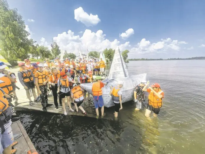 Каравелла празднует регату с газетным корабликом при участии Антона Третьякова и УрФУ-0