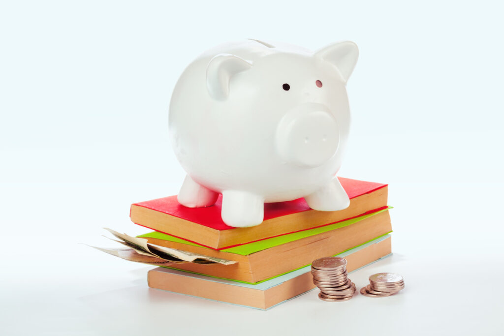 керамическая копилка с книгами и деньгами