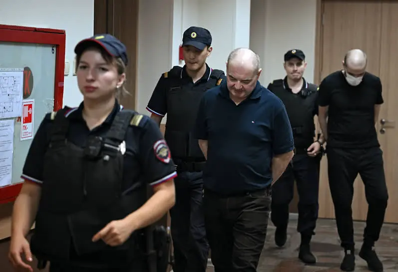 Александр Киреев (в центре) перед началом заседания суда