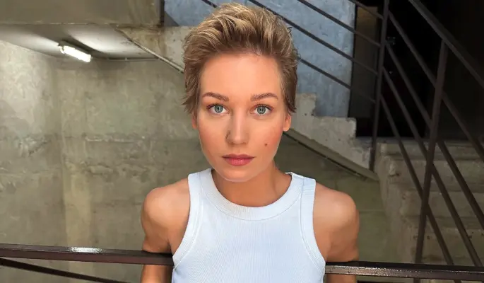 Названа стоимость элегантного платья вышедшей в свет Асмус