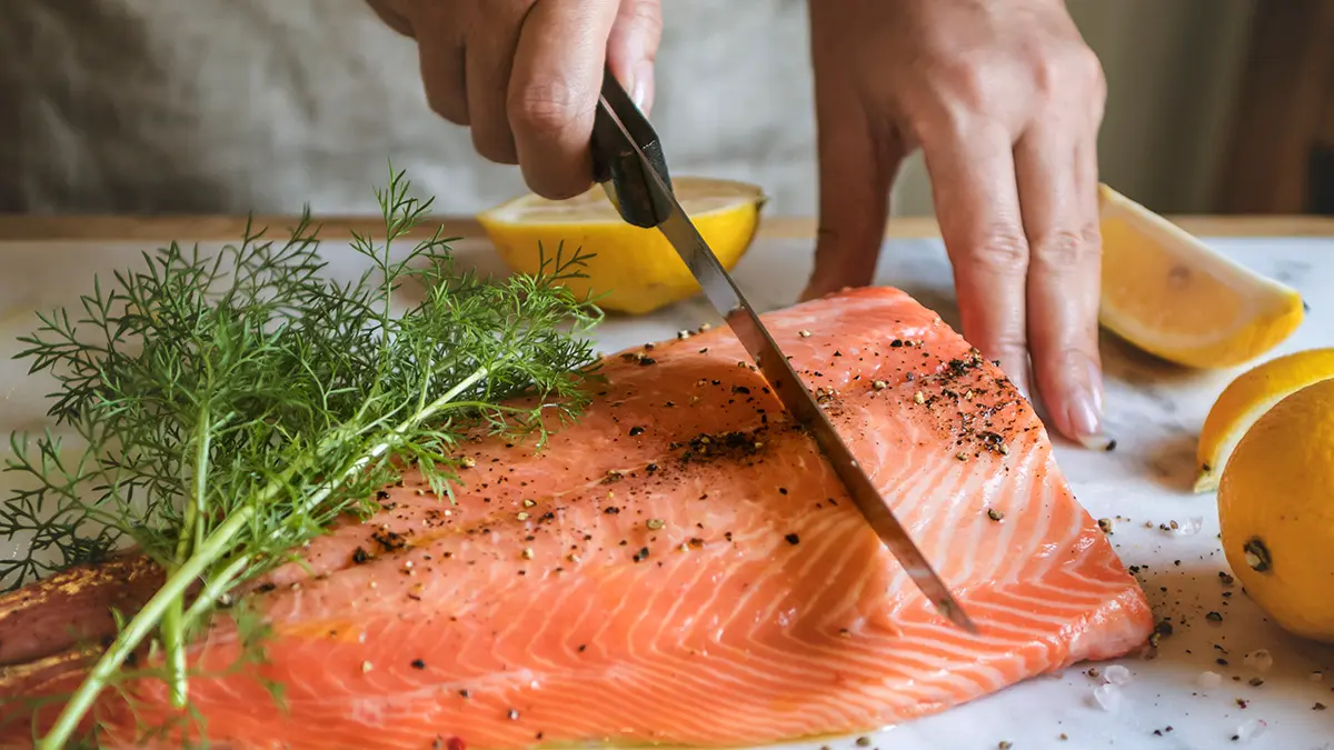 Как избавиться от запаха рыбы на руках и рабочих поверхностях