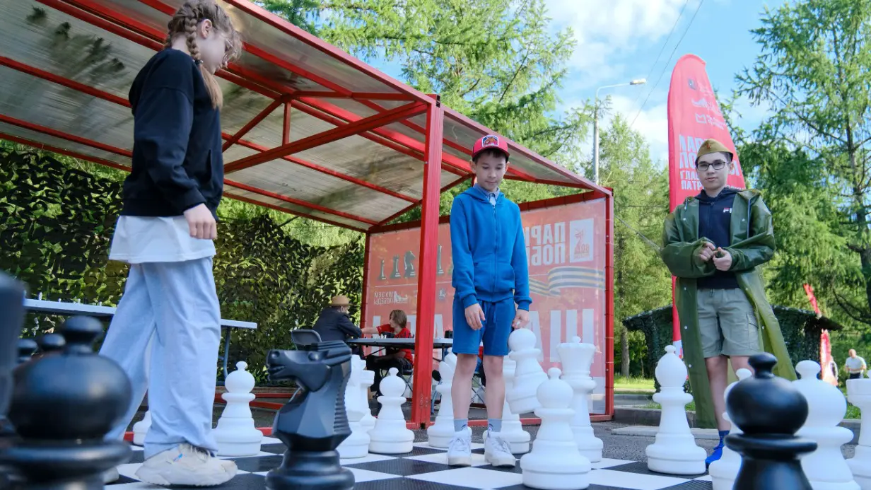 Тысячи москвичей отметили День защиты детей в парке у Музея Победы