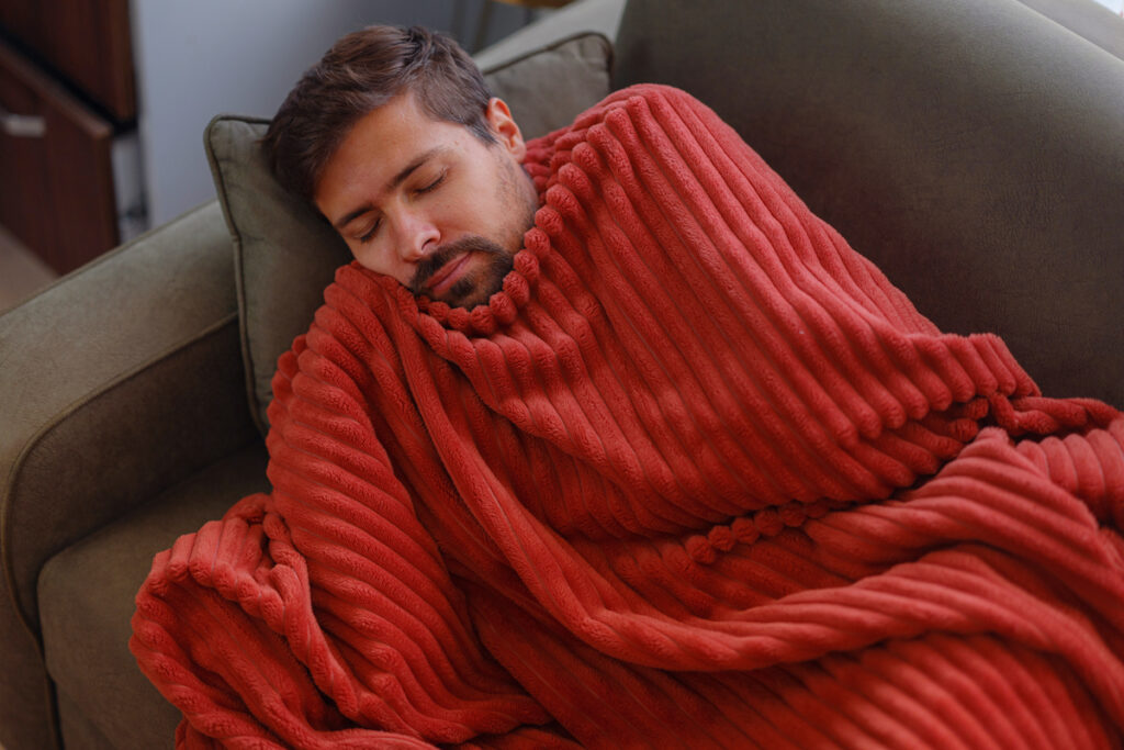 мужчина спит на диване