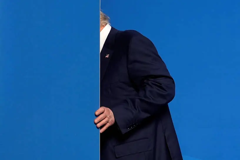 Президент США Дональд Т рамп покидает пресс-конференцию после завершения саммита НАТО