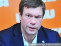 oleg czarev i olga bulavkina obsuzhdayut vliyanie rossijskogo tv v abajskoj oblasti posle vzryva v senate-lavi-su-0